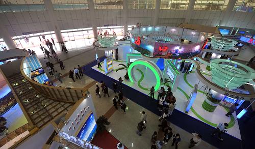 探索未来的步伐，澳门与香港在2025年的正版免费正题构建之路