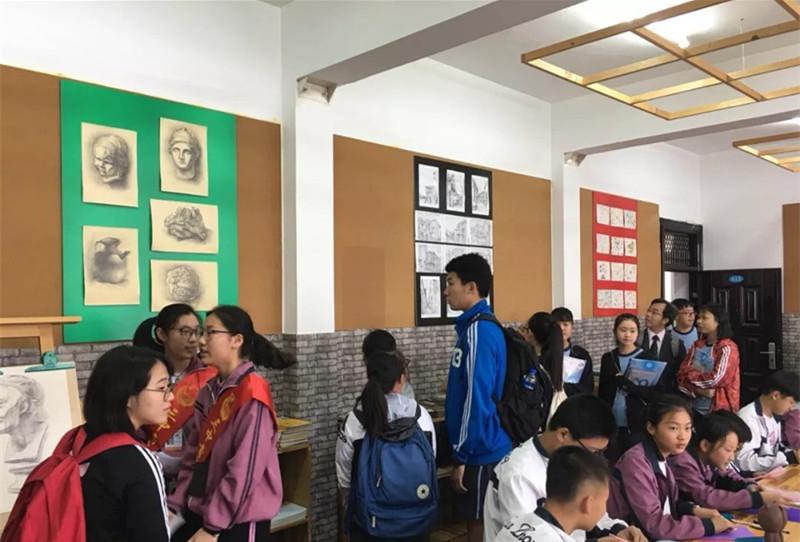 新澳门三中三必中一组热门直播内容与最新更新下载解析